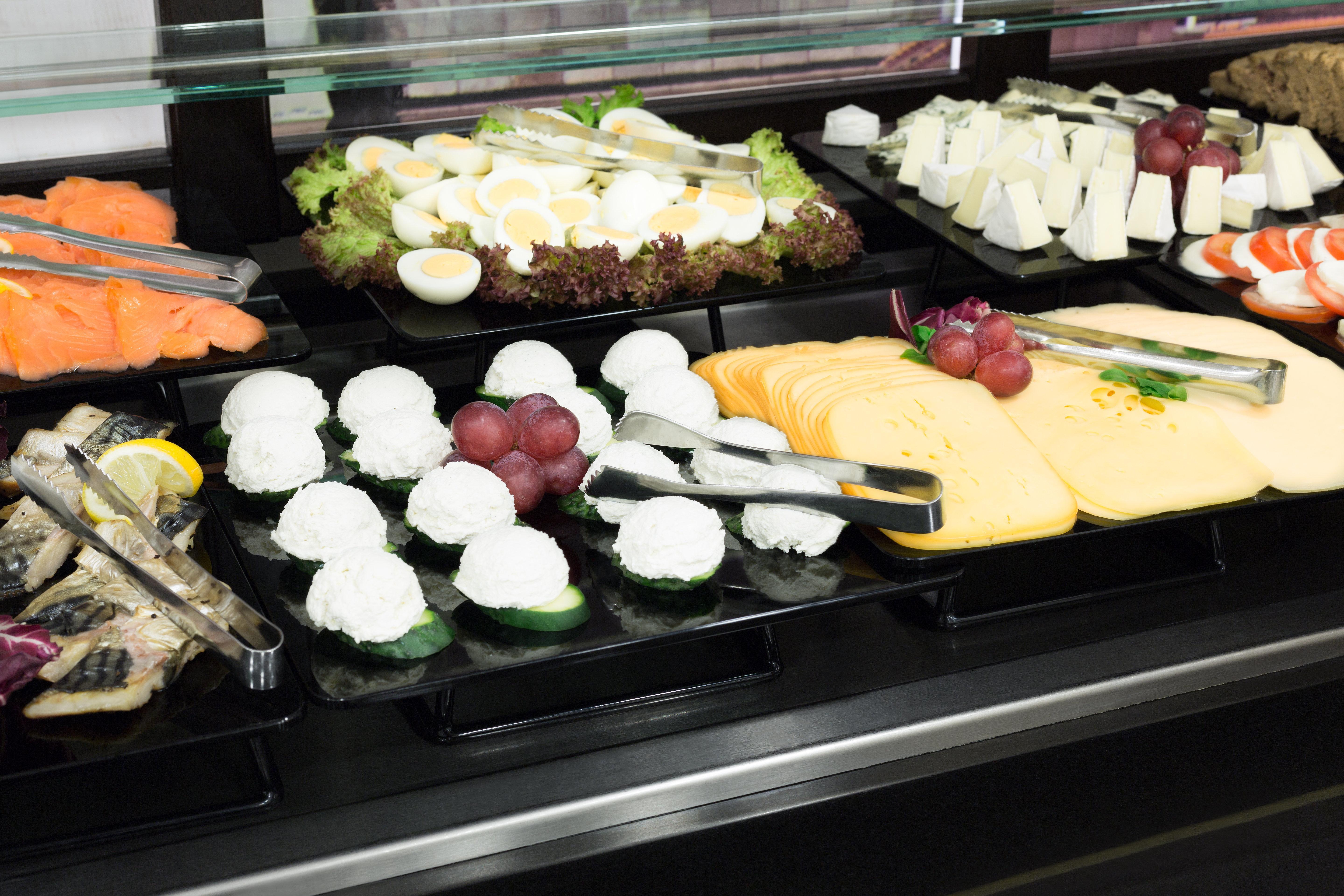 Holiday Inn Krakow City Centre By Ihg Bagian luar foto A buffet with a selection of cheeses