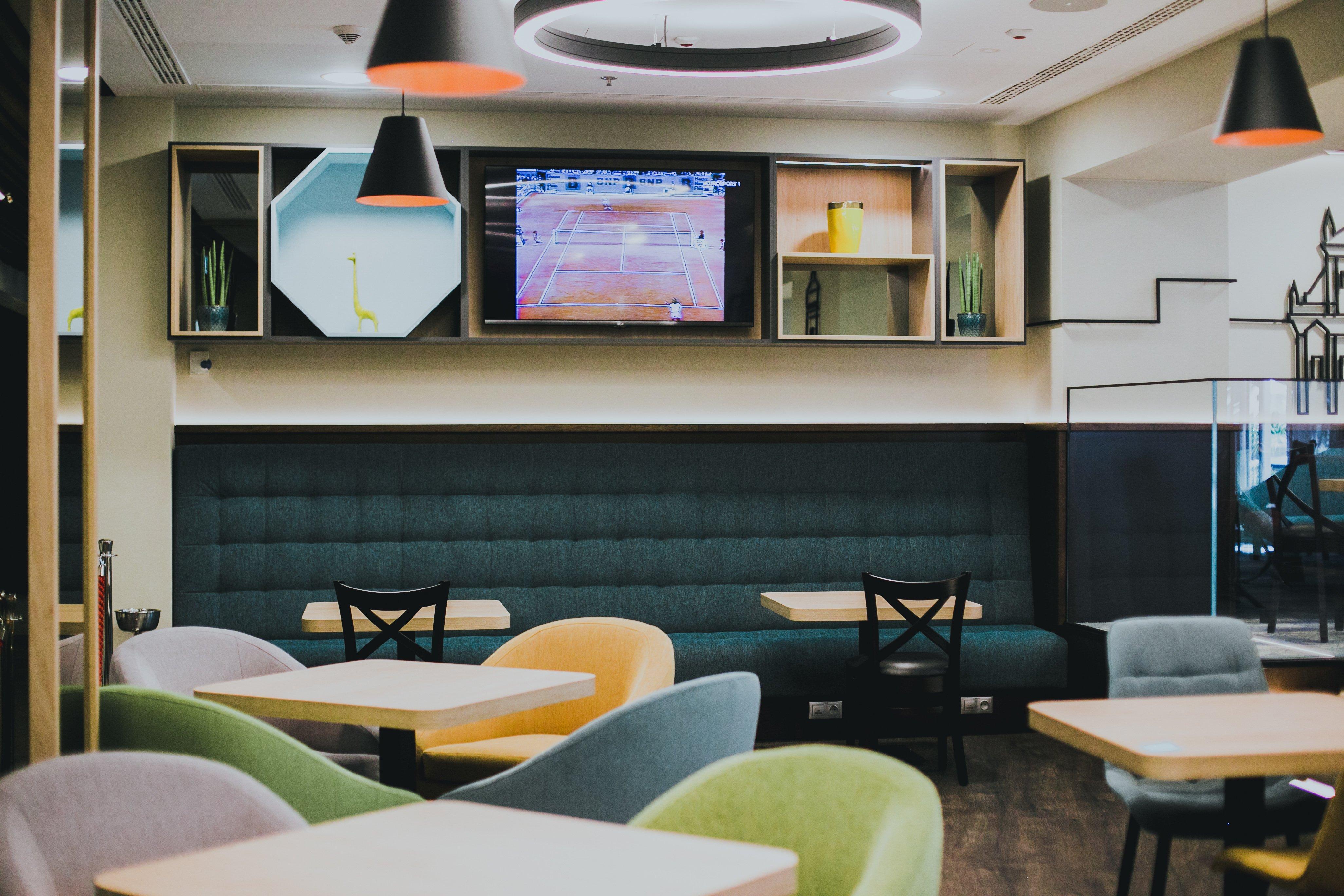 Holiday Inn Krakow City Centre By Ihg Bagian luar foto The lounge at the airport