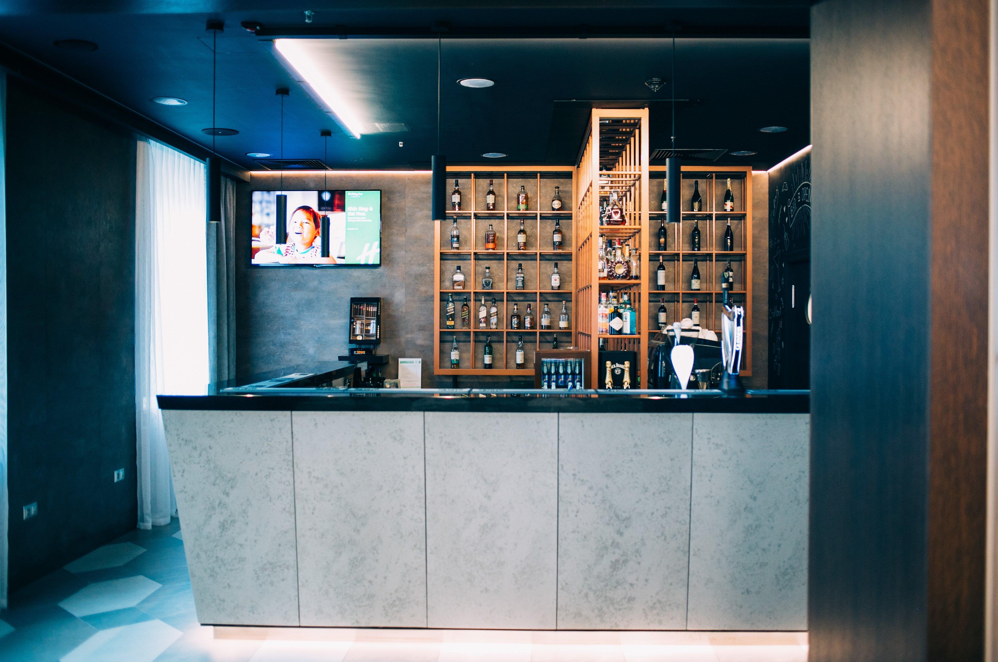 Holiday Inn Krakow City Centre By Ihg Bagian luar foto The bar at the lounge