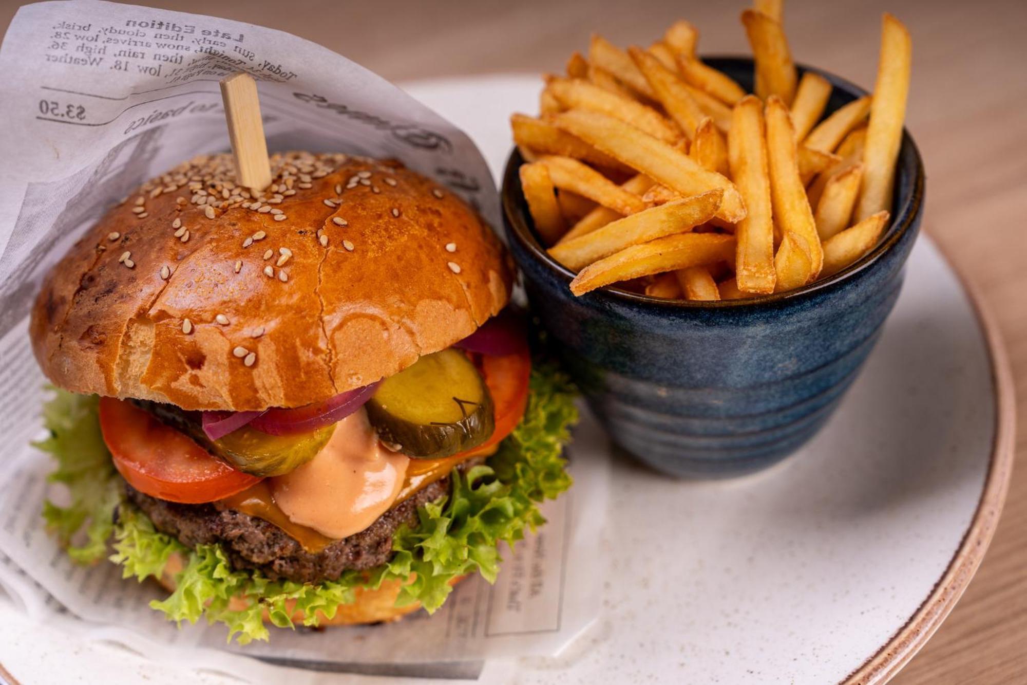 Holiday Inn Krakow City Centre By Ihg Bagian luar foto A cheeseburger with chips