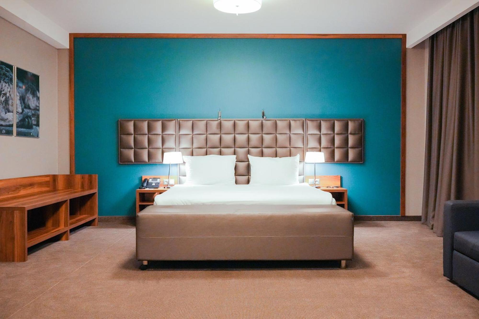 Holiday Inn Krakow City Centre By Ihg Bagian luar foto A bedroom at the hotel