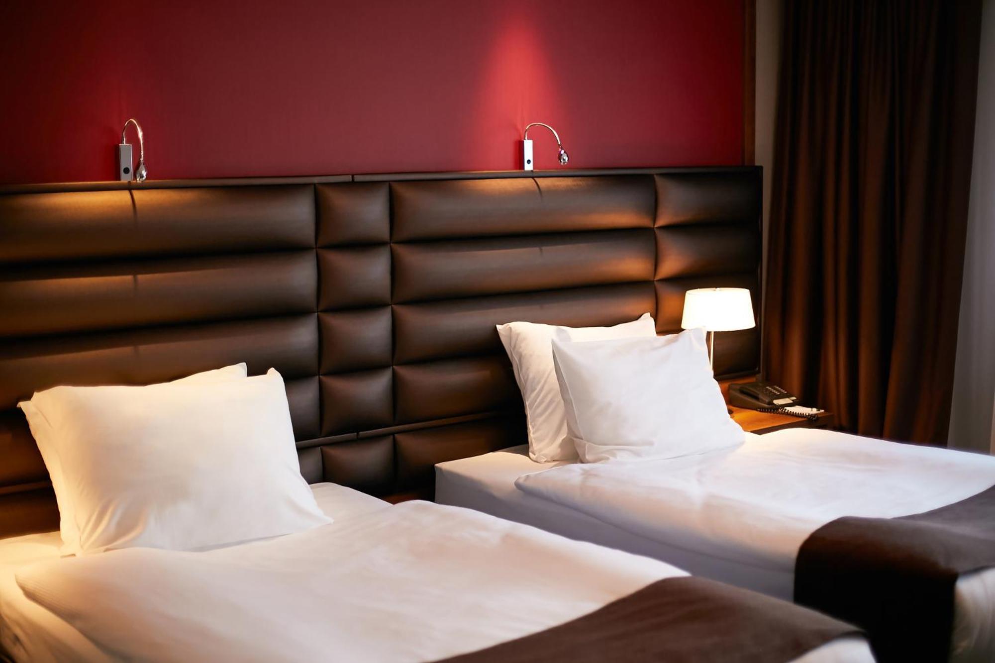 Holiday Inn Krakow City Centre By Ihg Bagian luar foto A room at the hotel