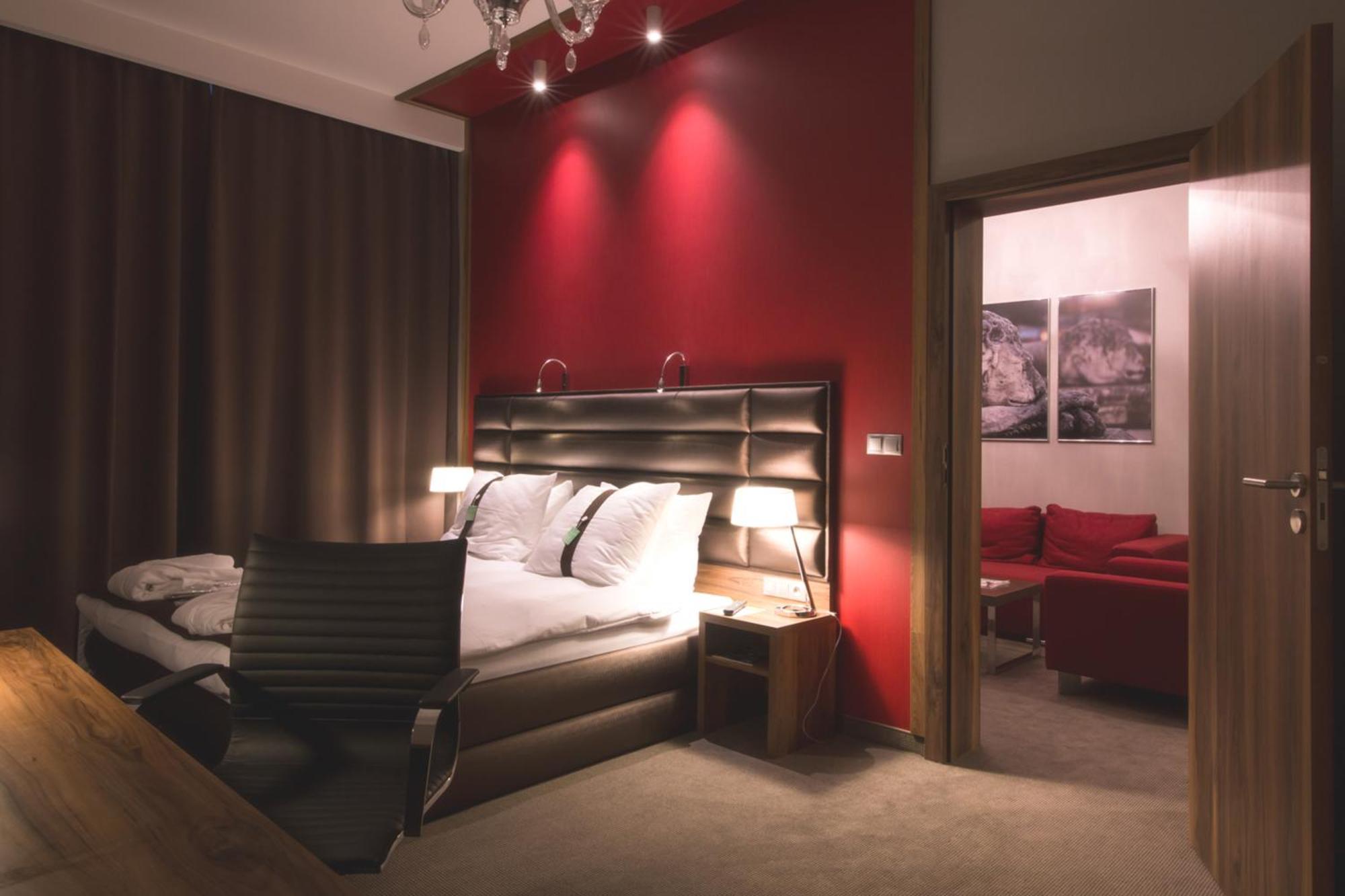 Holiday Inn Krakow City Centre By Ihg Bagian luar foto A suite at the Holiday Inn, London - Kensington